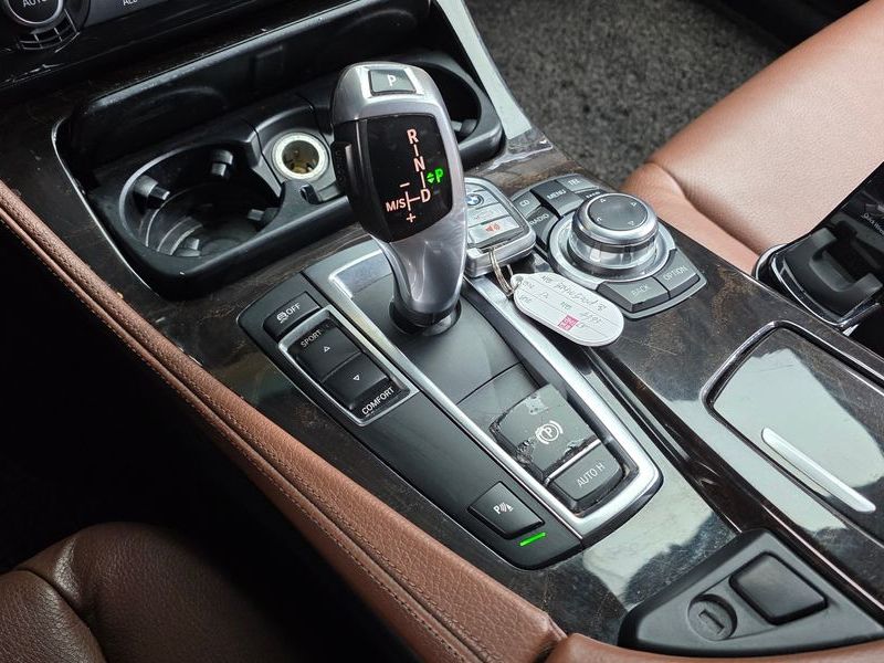 2012 BMW 5 Series 520d photo 9