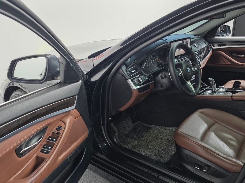 2012 BMW 5 Series 520d photo 13