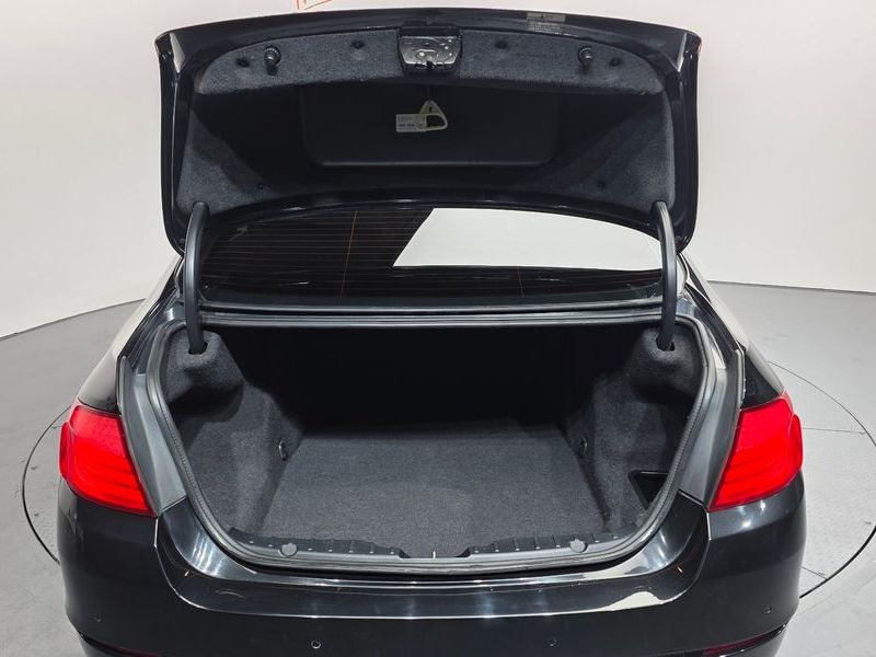 2012 BMW 5 Series 520d photo 20