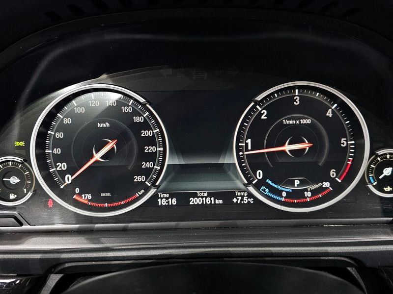 2013 BMW 5 Series 520d photo 8