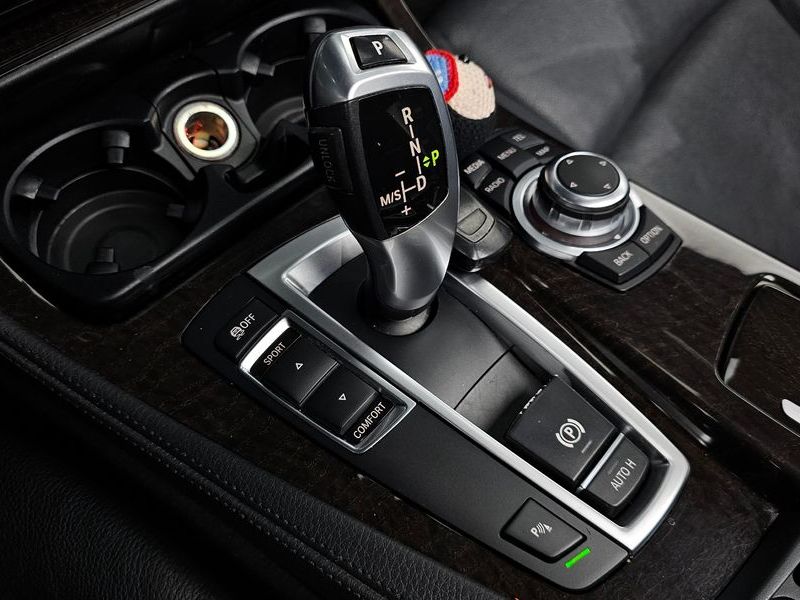 2013 BMW 5 Series 520d photo 9
