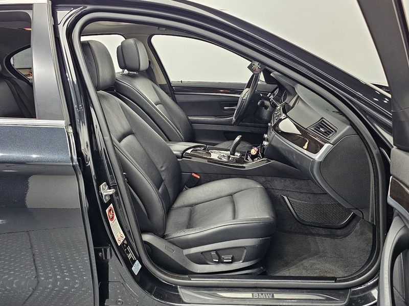 2013 BMW 5 Series 520d photo 10