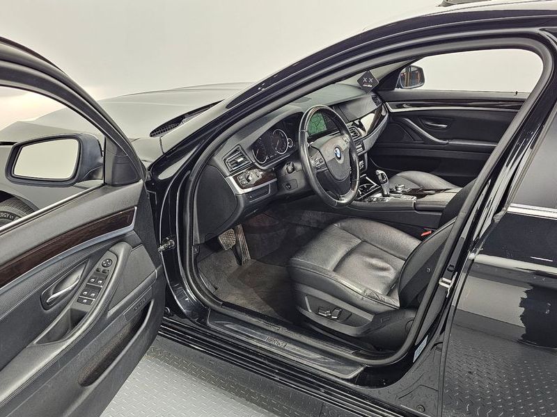 2013 BMW 5 Series 520d photo 11