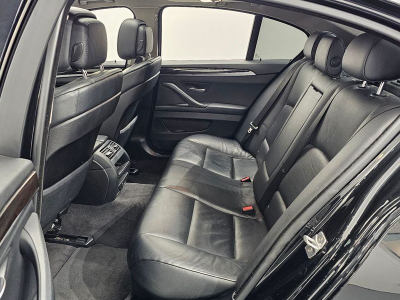 2013 BMW 5 Series 520d photo 12