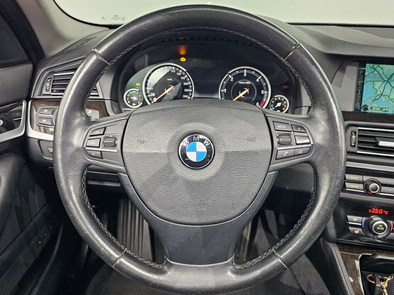 2013 BMW 5 Series 520d photo 13