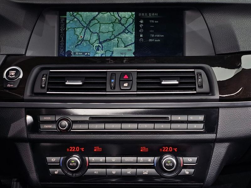 2013 BMW 5 Series 520d photo 14