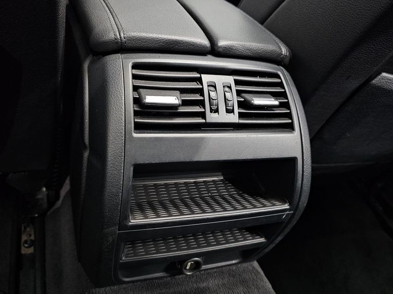 2013 BMW 5 Series 520d photo 17