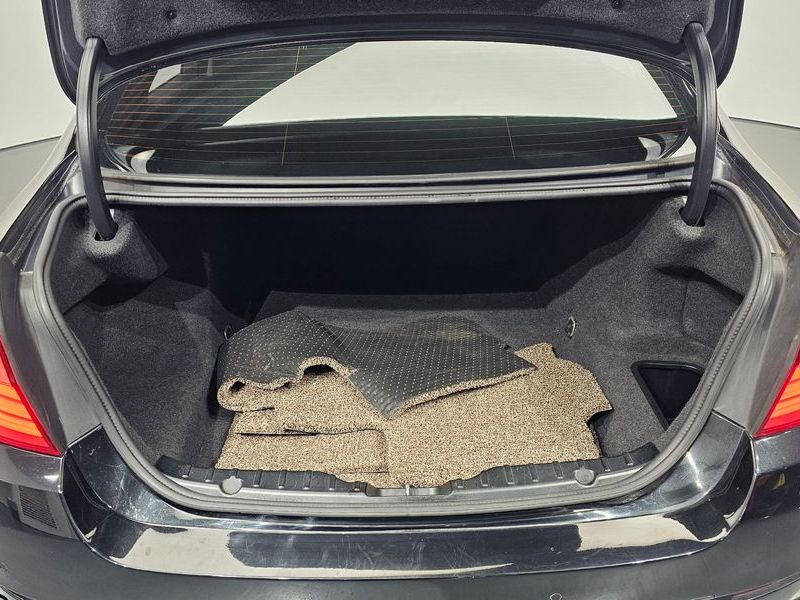 2013 BMW 5 Series 520d photo 20