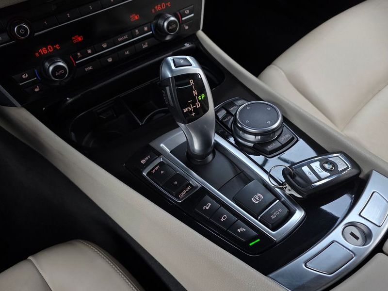 2016 BMW 5 Series GT 30d xDrive photo 9