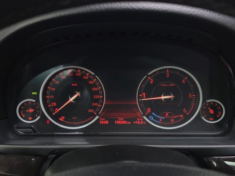 2013 BMW 5 Series 525d xDrive photo 8