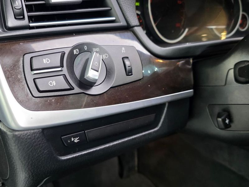2013 BMW 5 Series 525d xDrive photo 18