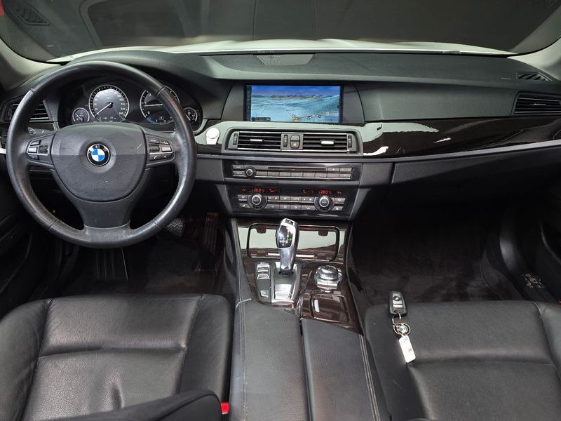 2012 BMW 5 Series 520d photo 7