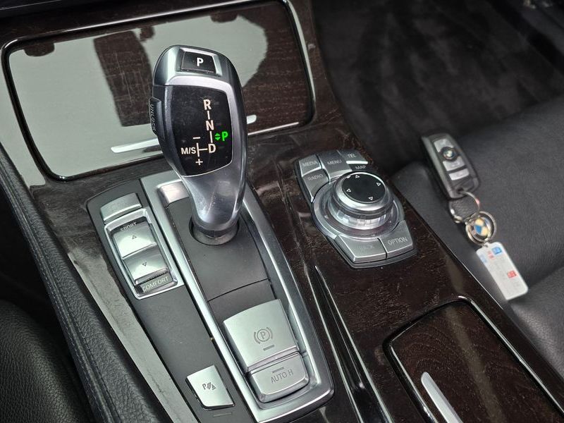 2012 BMW 5 Series 520d photo 9