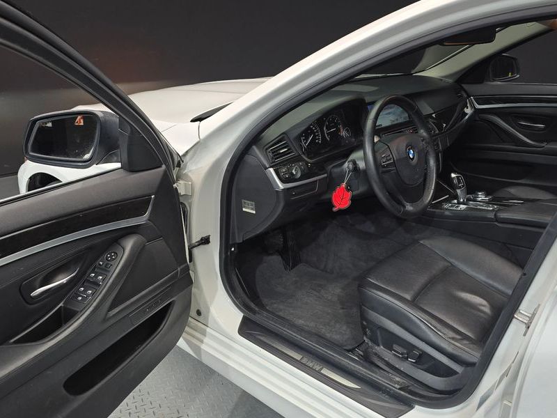 2012 BMW 5 Series 520d photo 10