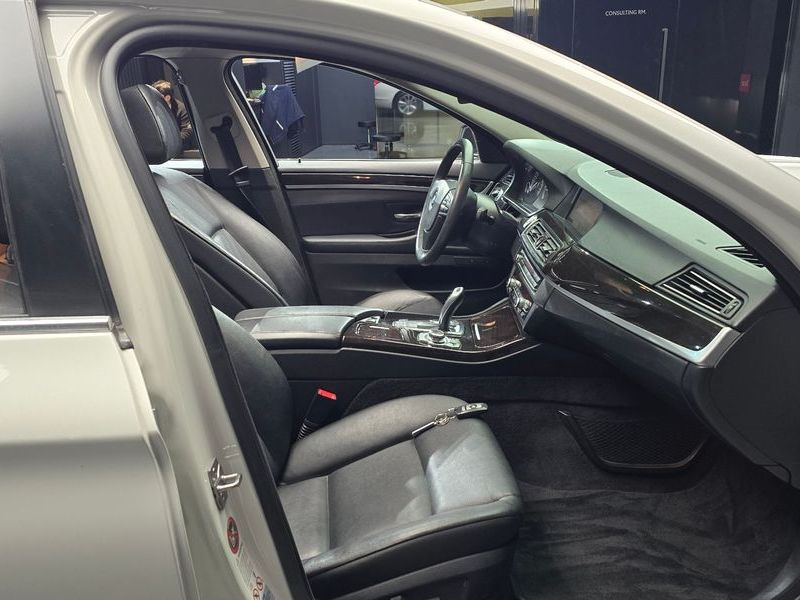 2012 BMW 5 Series 520d photo 11