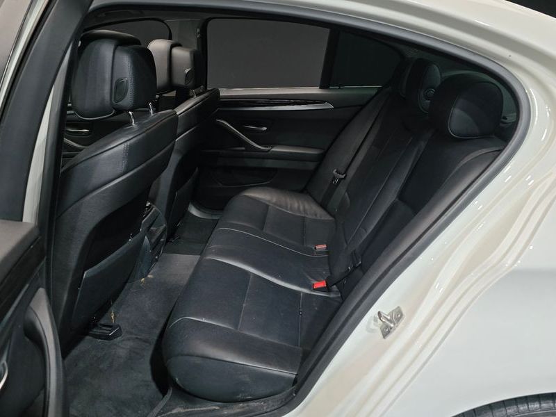 2012 BMW 5 Series 520d photo 12