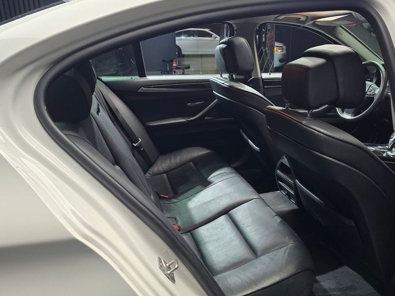 2012 BMW 5 Series 520d photo 13