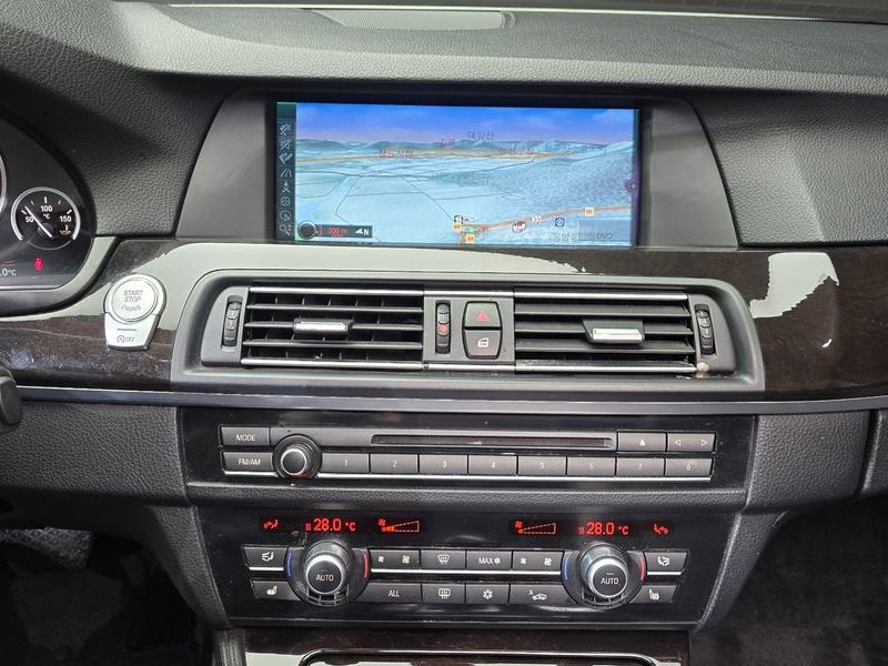 2012 BMW 5 Series 520d photo 15