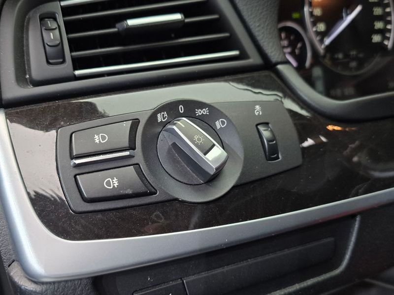 2012 BMW 5 Series 520d photo 17