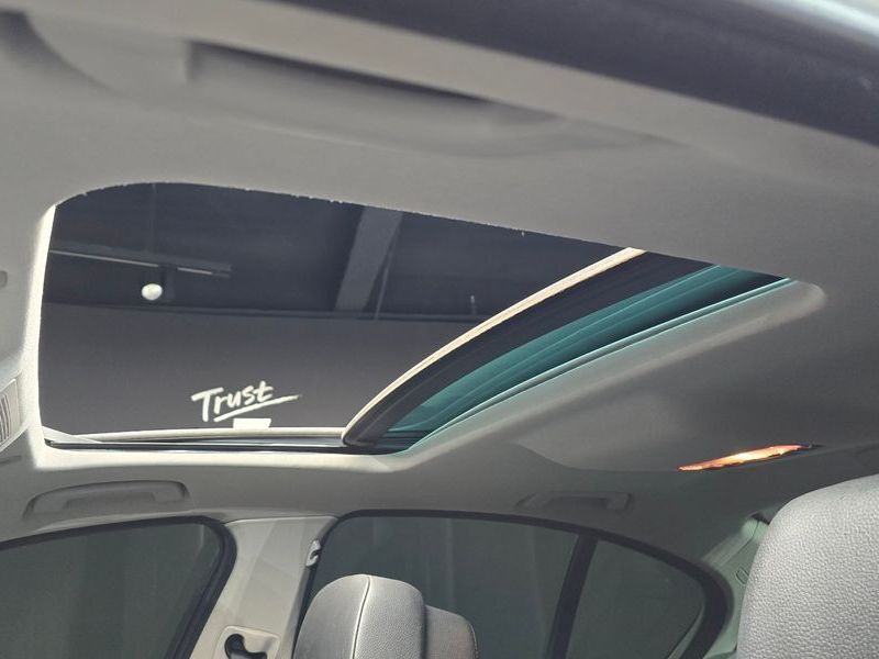 2012 BMW 5 Series 520d photo 19