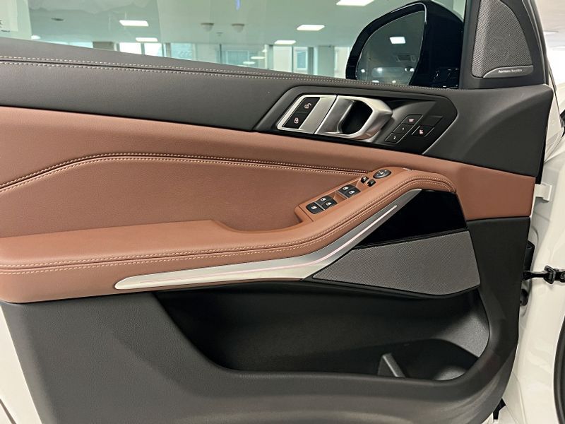 2026 BMW X5 xDrive 40i M Sport photo 16