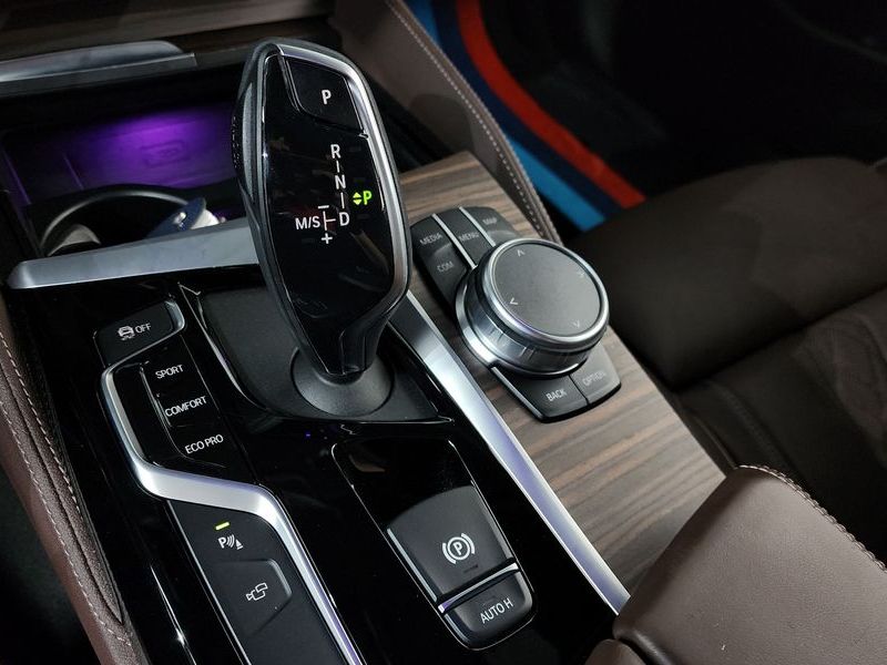 2019 BMW 5 Series 530i M Sport Package Plus photo 9