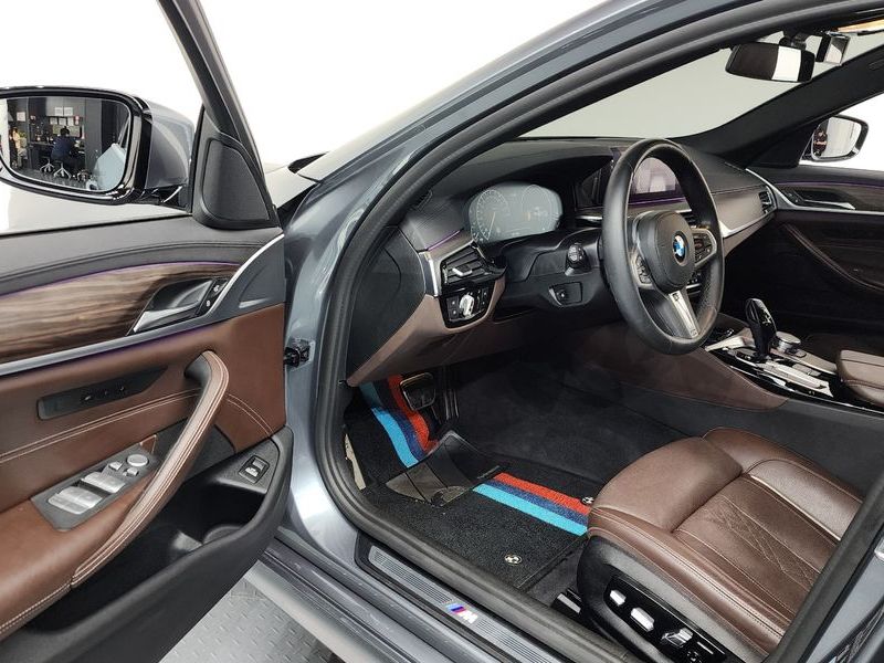 2019 BMW 5 Series 530i M Sport Package Plus photo 10