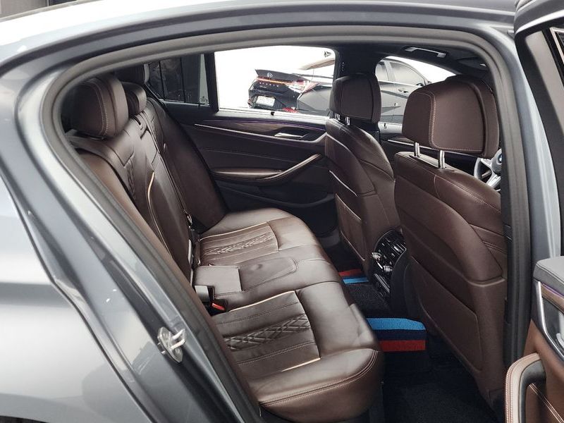 2019 BMW 5 Series 530i M Sport Package Plus photo 11