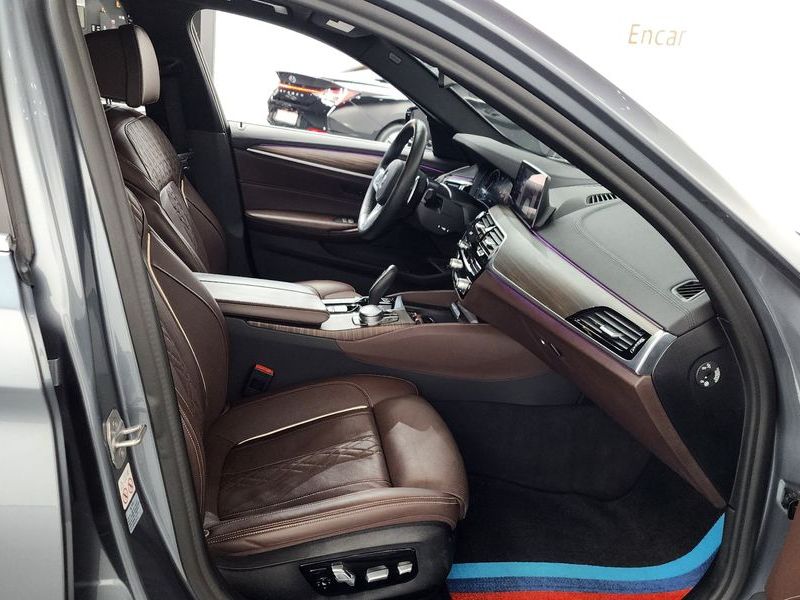 2019 BMW 5 Series 530i M Sport Package Plus photo 26