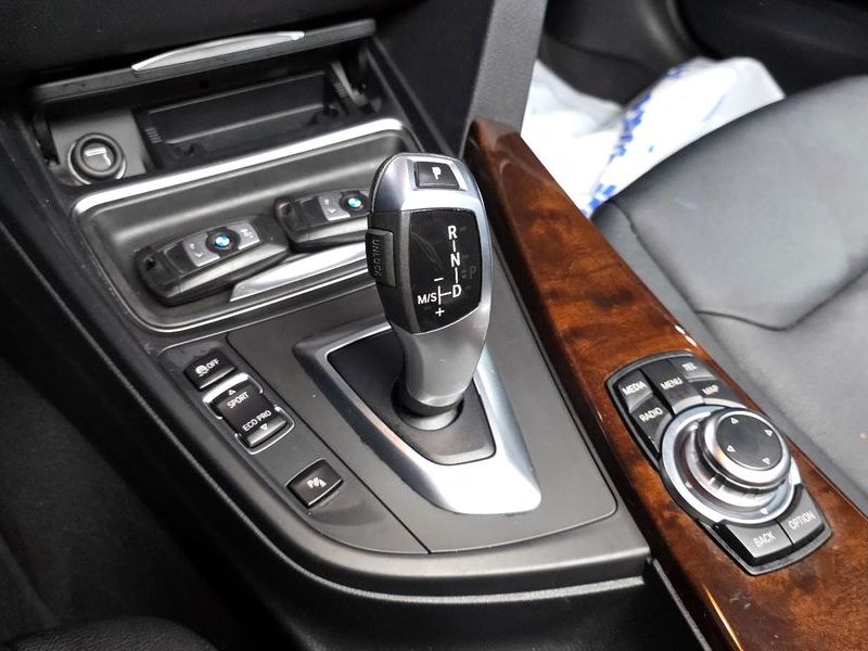 2012 BMW 3 Series 320d photo 9