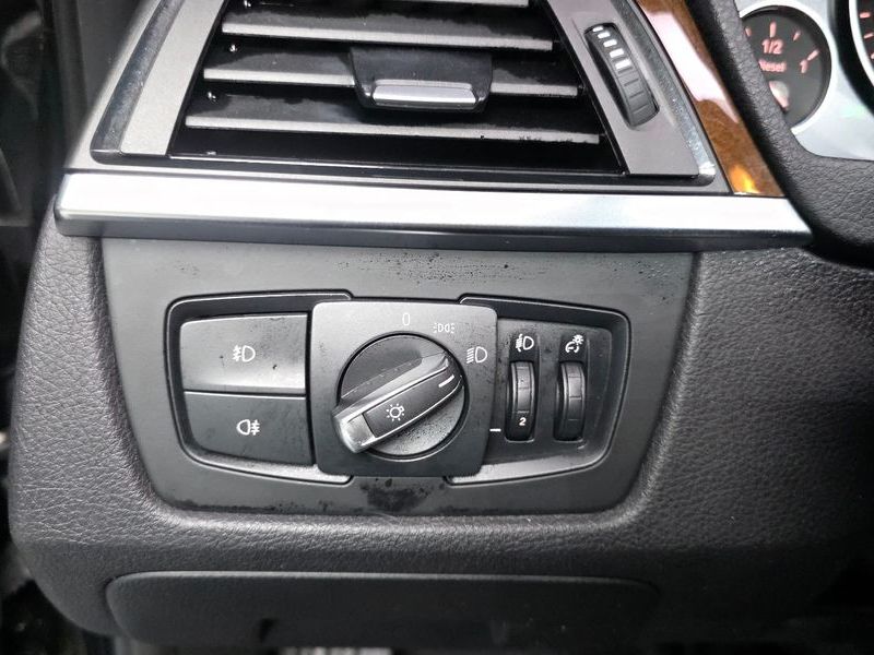 2012 BMW 3 Series 320d photo 18