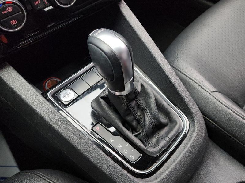 2015 Volkswagen Jetta 2.0 TDI BlueMotion Premium 6th photo 9