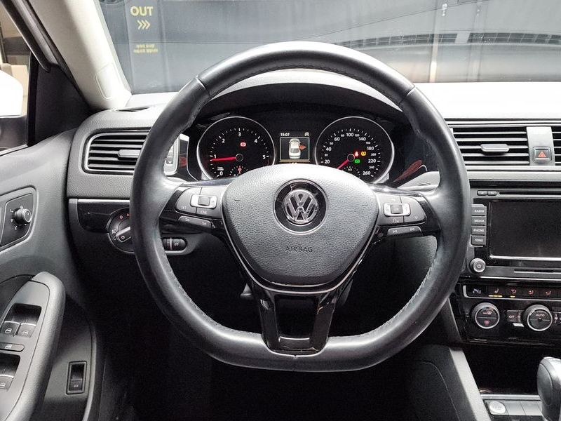 2015 Volkswagen Jetta 2.0 TDI BlueMotion Premium 6th photo 13
