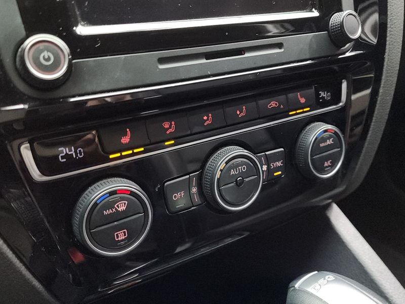 2015 Volkswagen Jetta 2.0 TDI BlueMotion Premium 6th photo 15