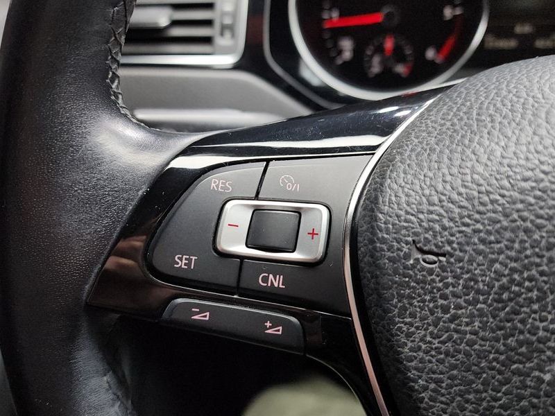 2015 Volkswagen Jetta 2.0 TDI BlueMotion Premium 6th photo 18