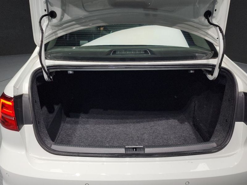 2015 Volkswagen Jetta 2.0 TDI BlueMotion Premium 6th photo 20