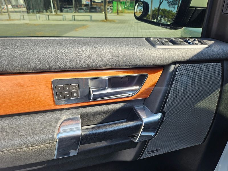 2013 Land Rover Discovery 3.0 SDV6 SE photo 12