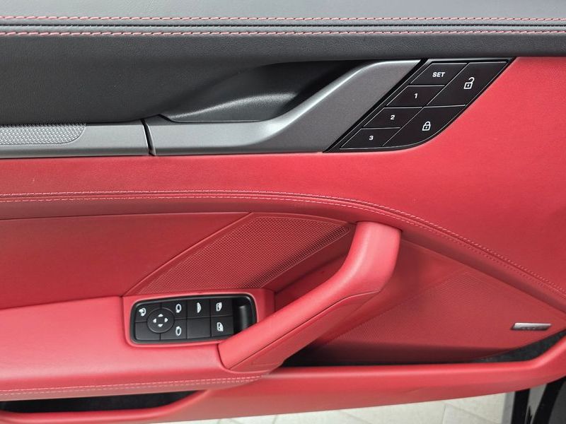 2024 Porsche 911 Carrera 4S Cabriolet photo 28