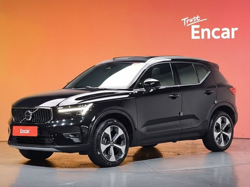 2025 Volvo XC40 B4 Ultra Bright photo 1