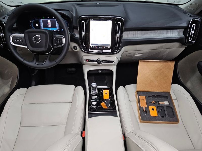 2025 Volvo XC40 B4 Ultra Bright photo 7