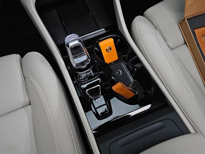 2025 Volvo XC40 B4 Ultra Bright photo 9