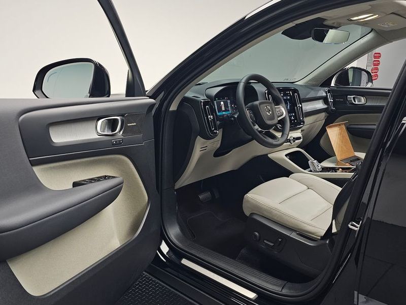 2025 Volvo XC40 B4 Ultra Bright photo 10