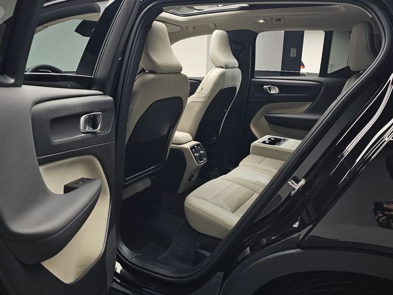 2025 Volvo XC40 B4 Ultra Bright photo 11