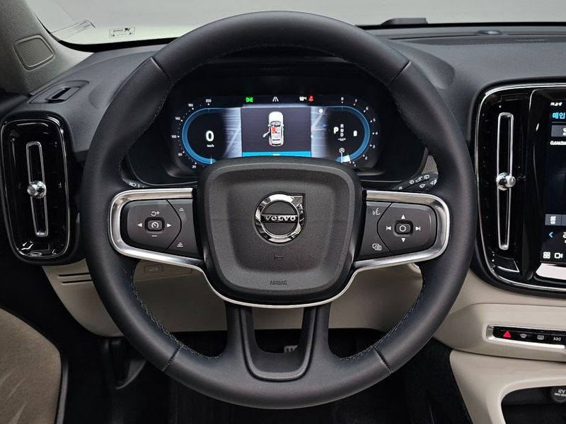 2025 Volvo XC40 B4 Ultra Bright photo 12