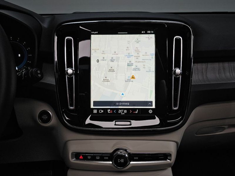 2025 Volvo XC40 B4 Ultra Bright photo 13