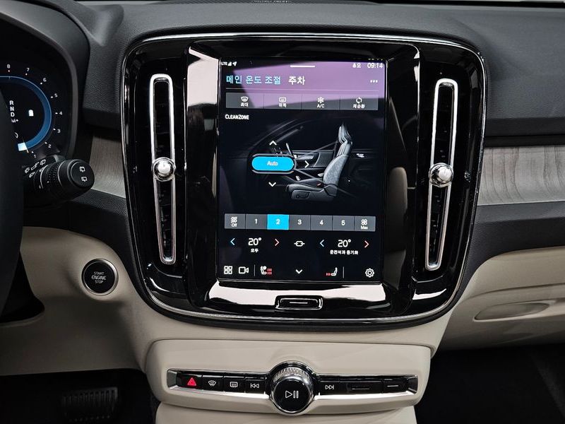 2025 Volvo XC40 B4 Ultra Bright photo 14