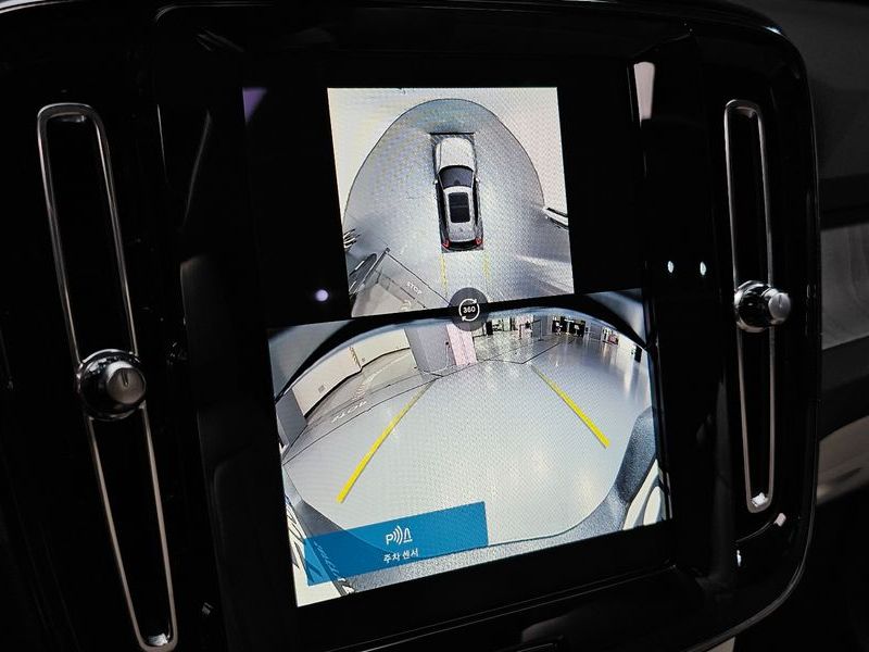2025 Volvo XC40 B4 Ultra Bright photo 15