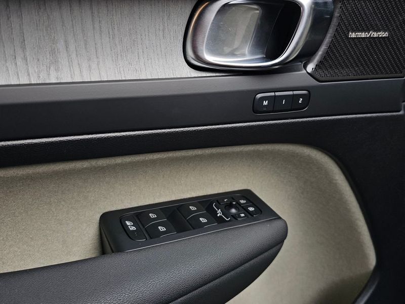 2025 Volvo XC40 B4 Ultra Bright photo 17