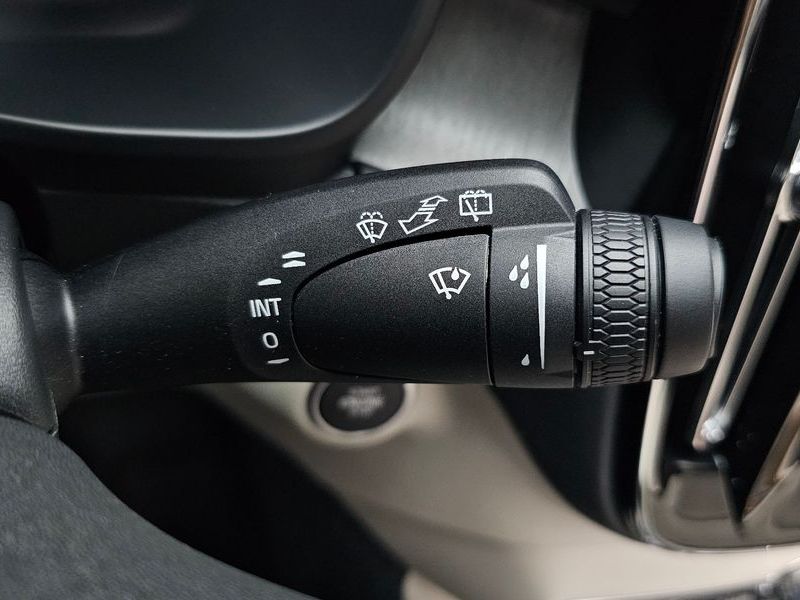2025 Volvo XC40 B4 Ultra Bright photo 18