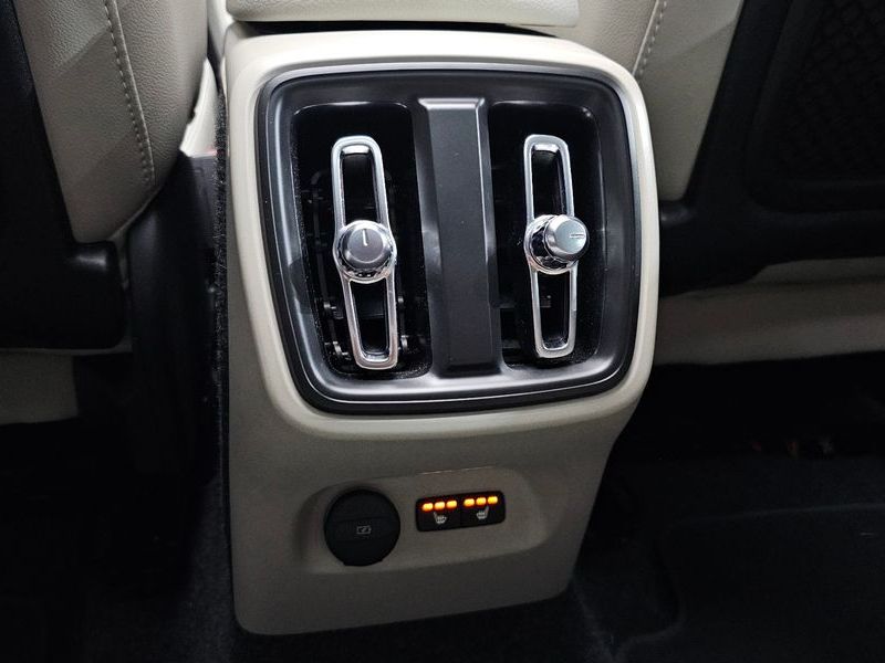 2025 Volvo XC40 B4 Ultra Bright photo 19